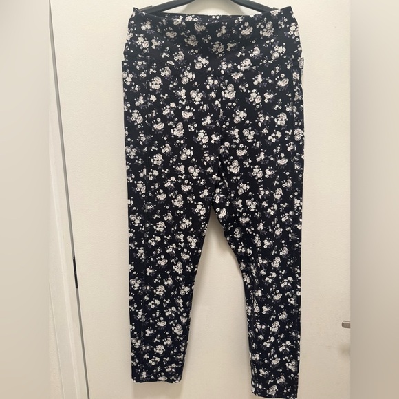 PINK Victoria's Secret Pants - PINK Victoria's Secret Black and White Floral Leggings